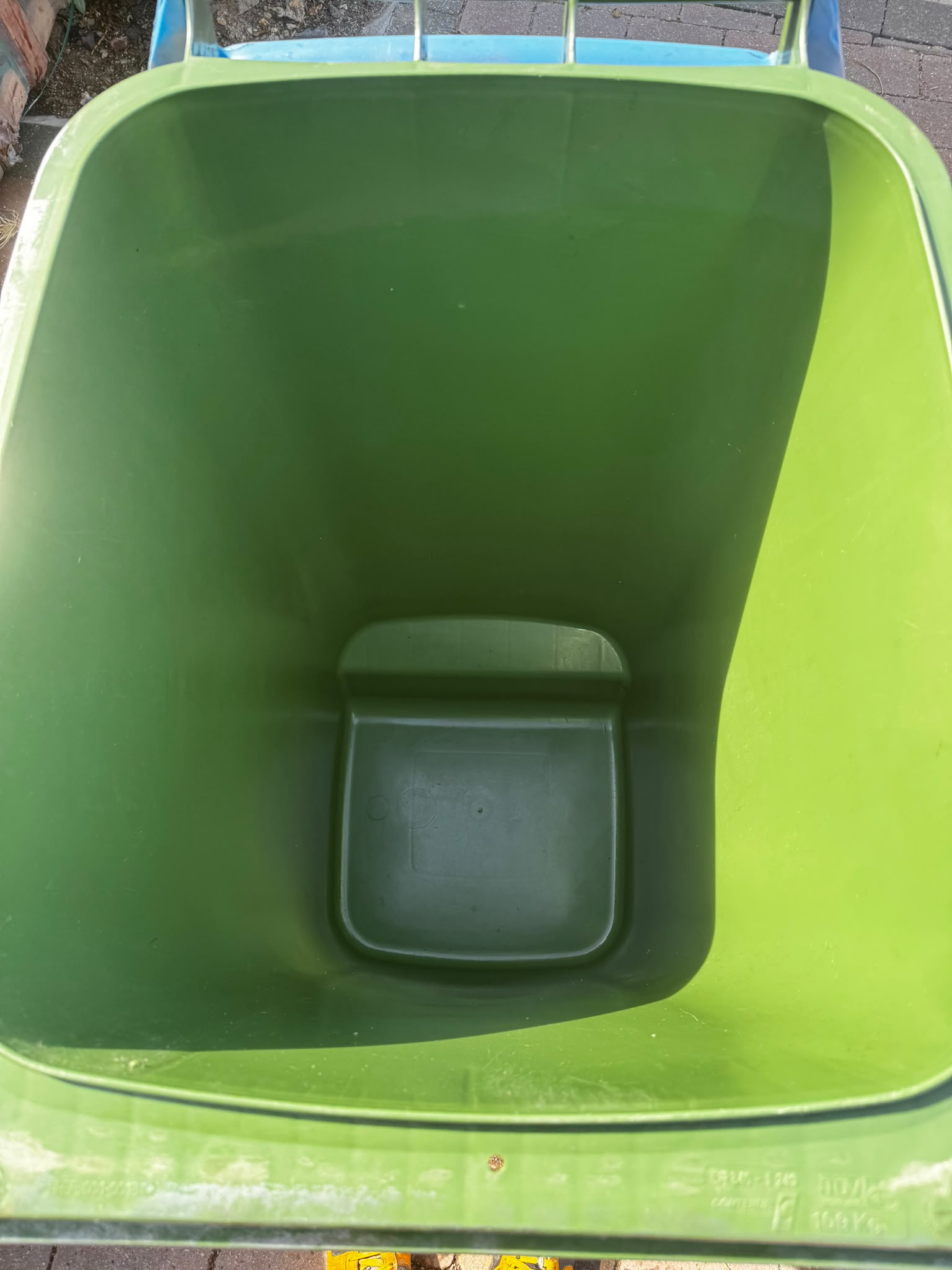 Recycling bin after cleaning