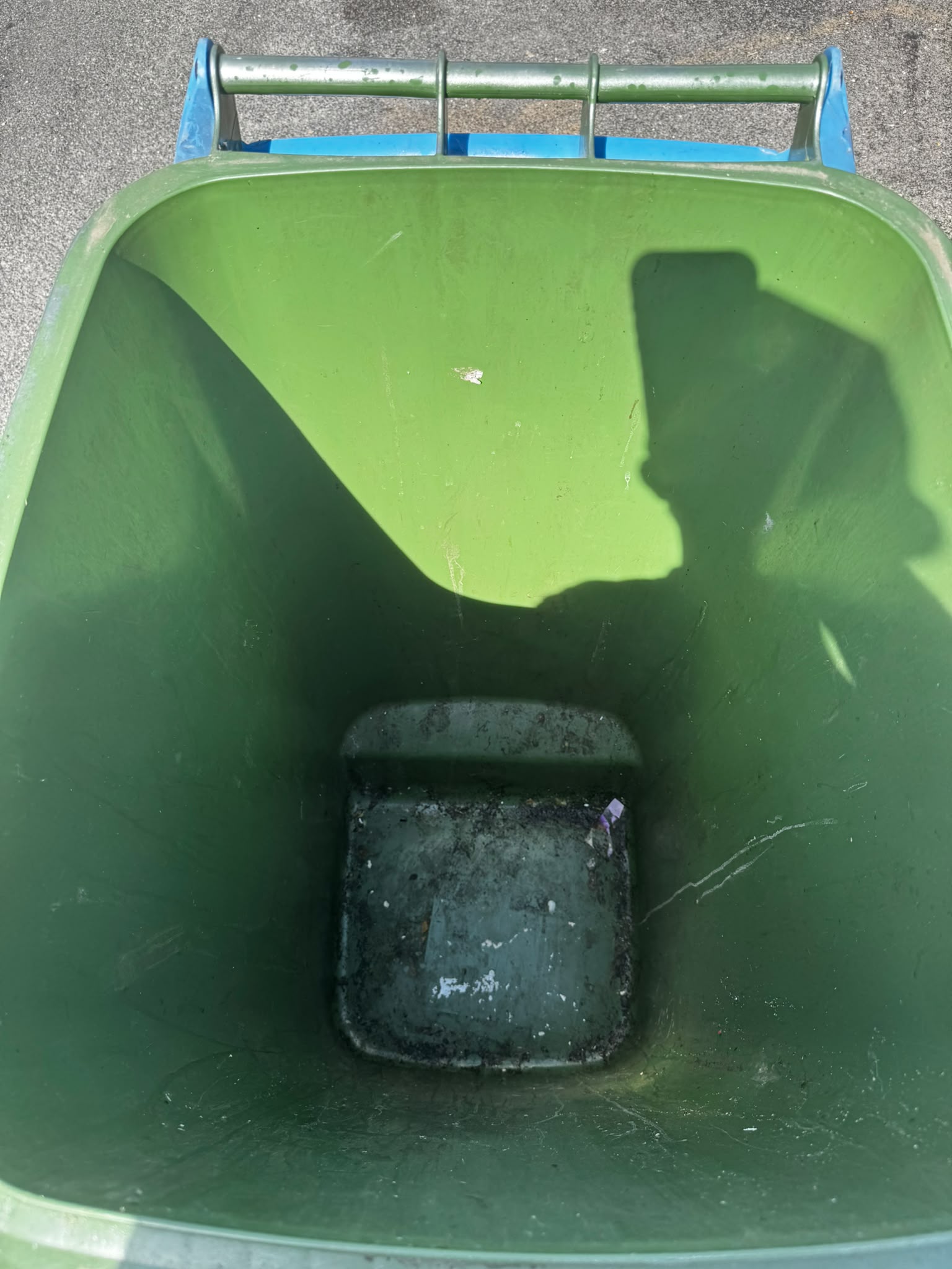 Recycling bin before cleaning